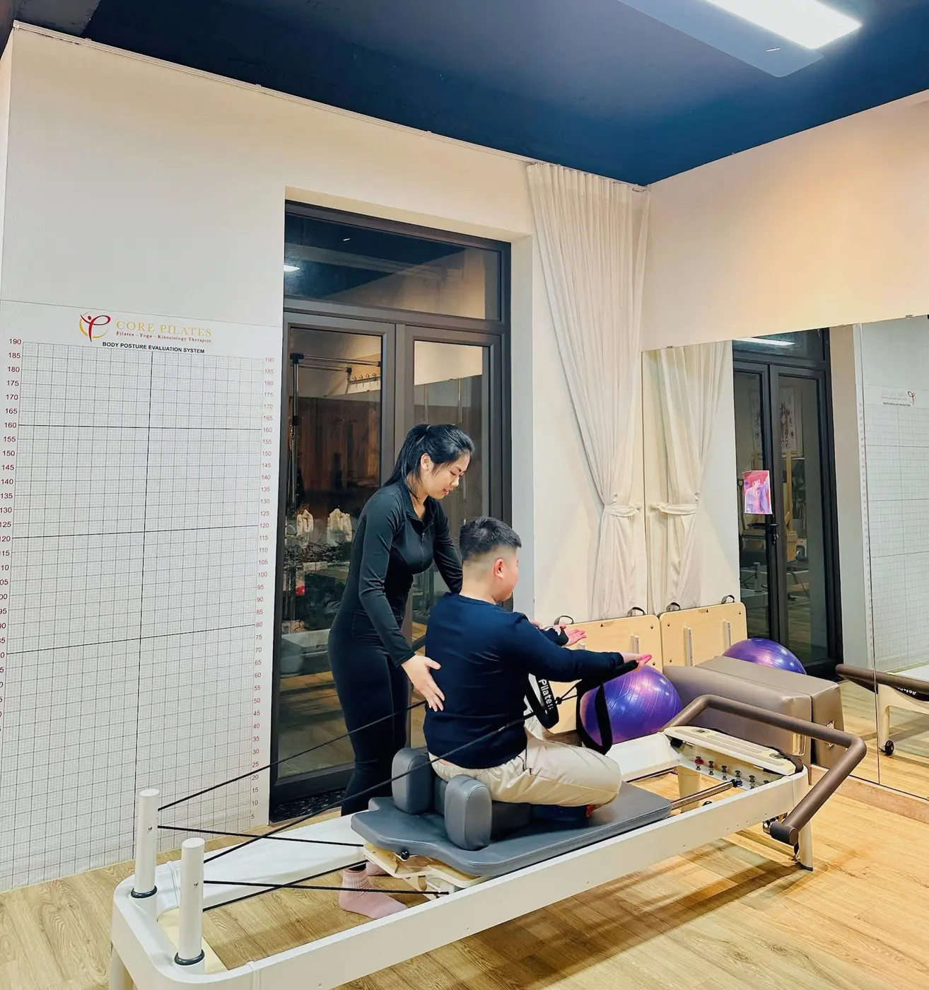 HLV trực tiếp hướng dẫn trẻ thực hiện bài tập Pilates