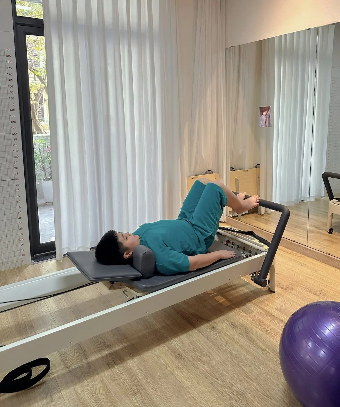 Trẻ tập Pilates trên máy Reformer tại Core Pilates