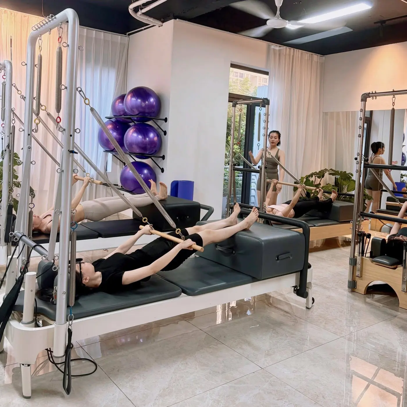 HLV hướng dẫn hội viên tập trên thiết bị Pilates